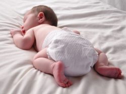 Bỉm quá dày là nguyên nhân phổ biến khiến vùng kín của bé có mùi