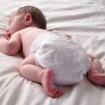 Bỉm quá dày là nguyên nhân phổ biến khiến vùng kín của bé có mùi