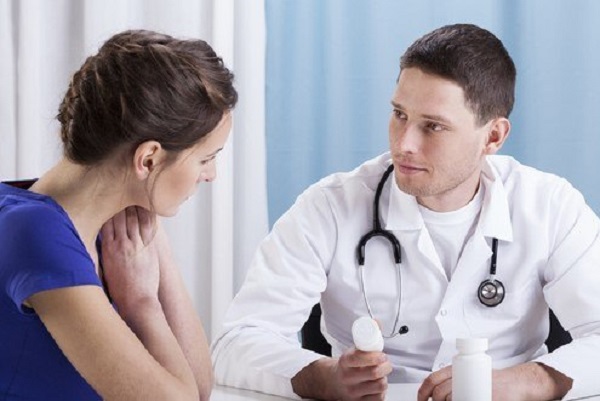 Bác sĩ hướng dẫn thai phụ sử dụng thuốc phá thai theo đúng quy trình