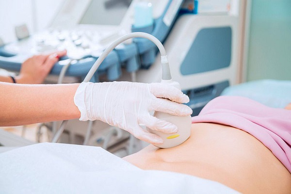 Tái khám để bác sĩ siêu âm thai xem còn sót thai không