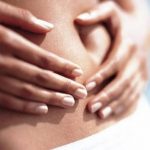 Chậm kinh ra khí hư màu trắng trong có phải mang thai không?