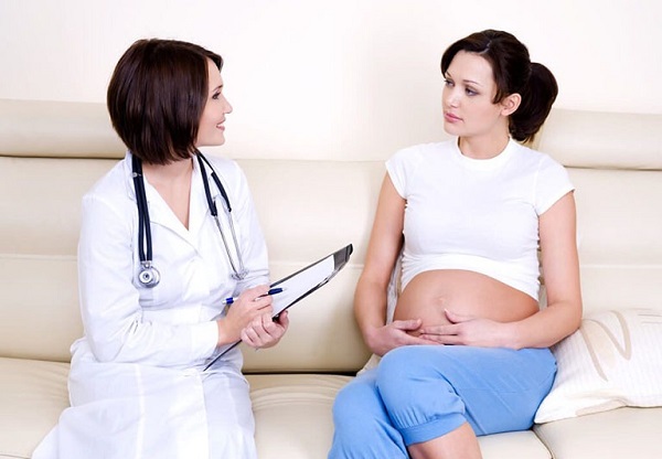 Bác sĩ kiểm tra sức khỏe thai nhi và thai phụ